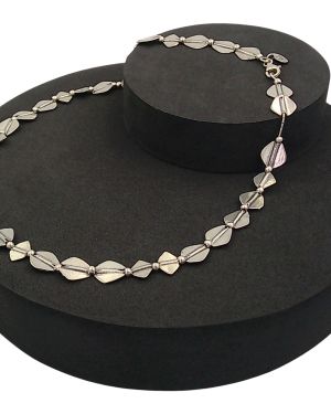 Stylized leaf design necklace